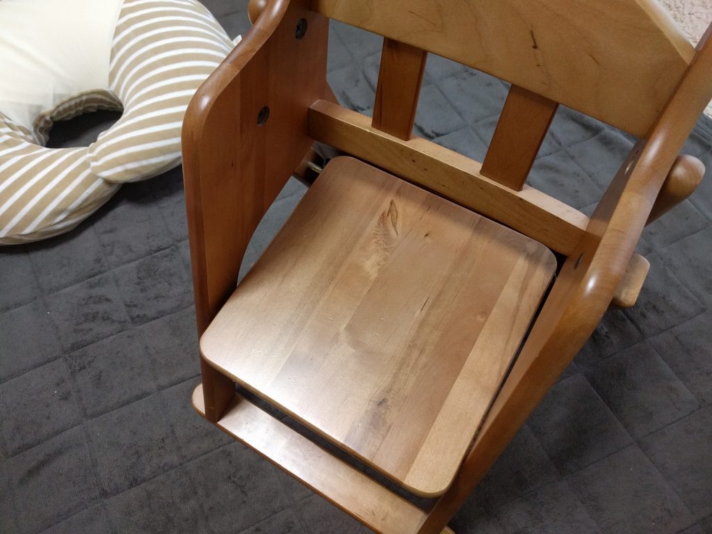 木製の子供の椅子
